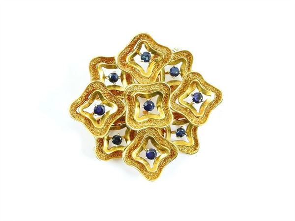 Yellow gold superimposed rombhus brooch with sapphires