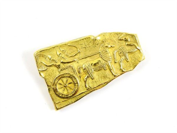 Yellow gold Mesopotamic subject brooch
