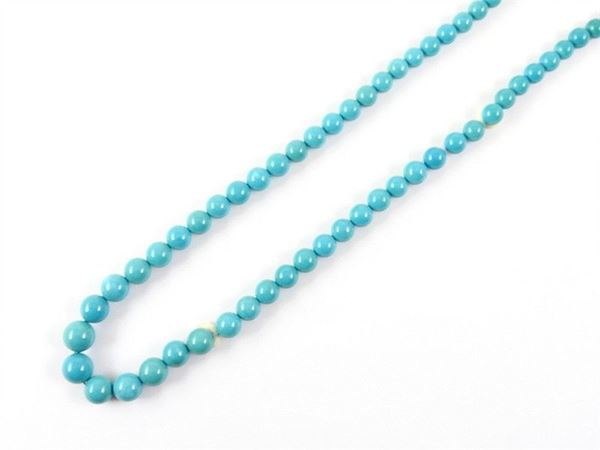 Graduated stabilized turquoise necklace with yellow gold and turquoise clasp