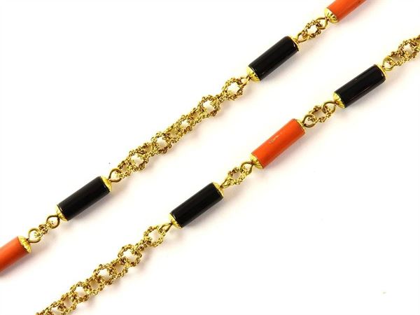 Yellow gold chain with onyx and coral links