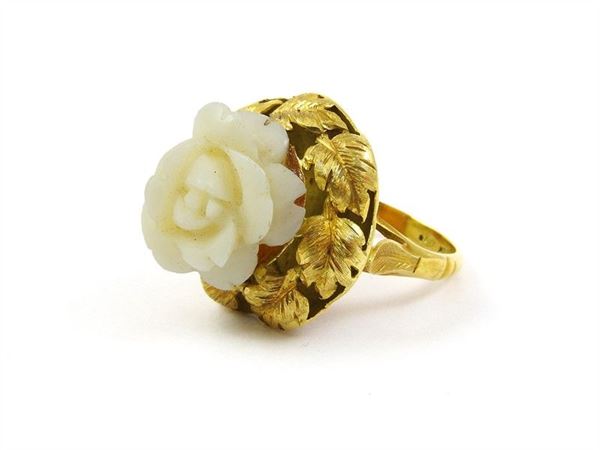 Yellow gold chased ring with flower shaped coral