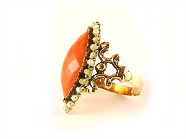 Yellow gold ring with faceted coral and small pearls, XIXth Century