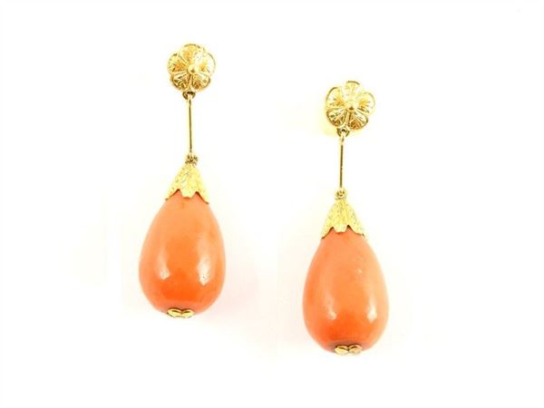 Yellow gold and coral ear pendants