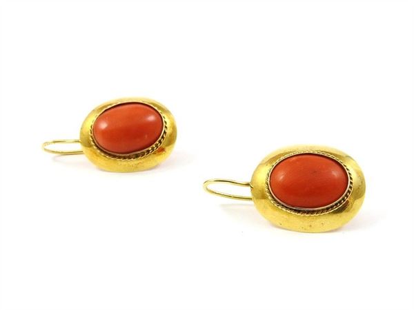 Yellow gold and coral monachella earrings
