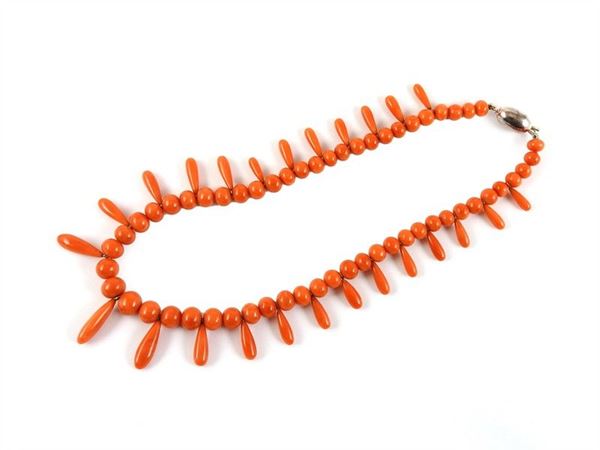 Graduated â€œoliveâ€ and pendants coral neckalce with clasp