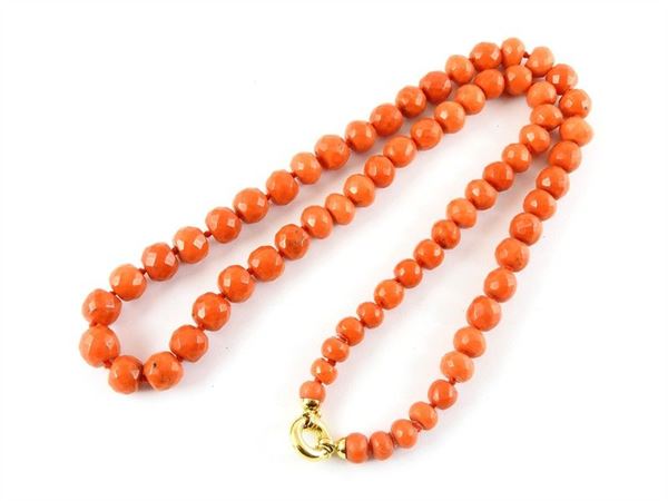 Graduated coral faceted barrels necklace with yellow gold clasp