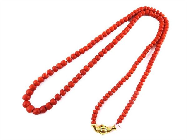 Graduated feceted barrels Moro coral necklace with yellow gold clasp