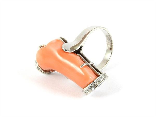 White gold ring with salmon coral and diamonds