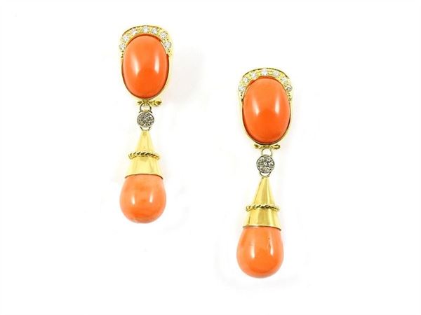 Paio di orecchini pendenti in oro giallo, corallo arancio e diamanti