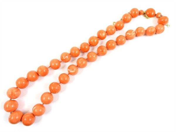 Graduated Japanese coral necklace with yellow gold and coral cabochon clasp