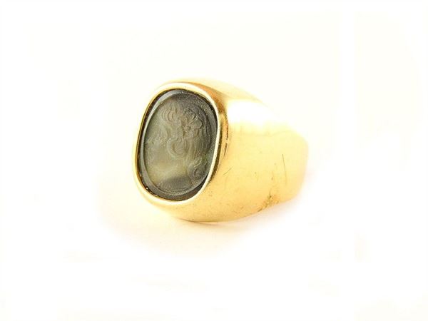 Yellow gold ring with engraved glas portraying a lady's face