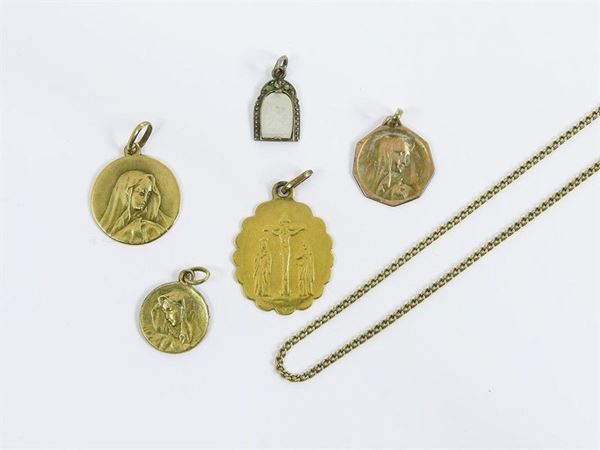 Lot of small chain and five yellow gold medalets