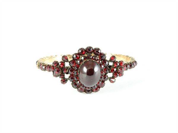 Red gold and garnets bangle