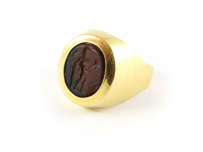 Anello in Oro Giallo Montato con Antica Pietra Incisa