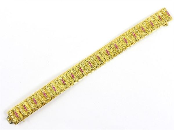 Yellow gold chased bracelet with rubies