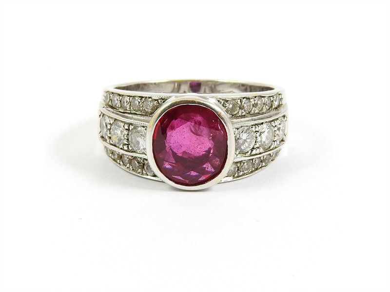 Anello in Oro Bianco, Rubino e Diamanti