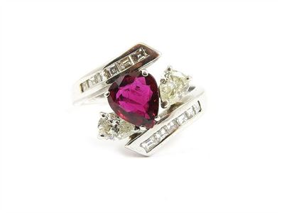 Anello in Oro Bianco, Rubino e Diamanti