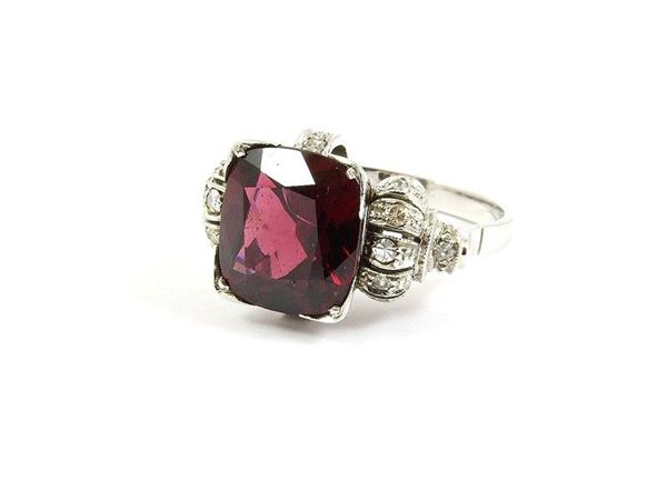 White gold ring with rhodolite garnet and diamonds