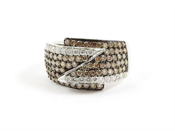 White gold ring with colourless and brown diamonds