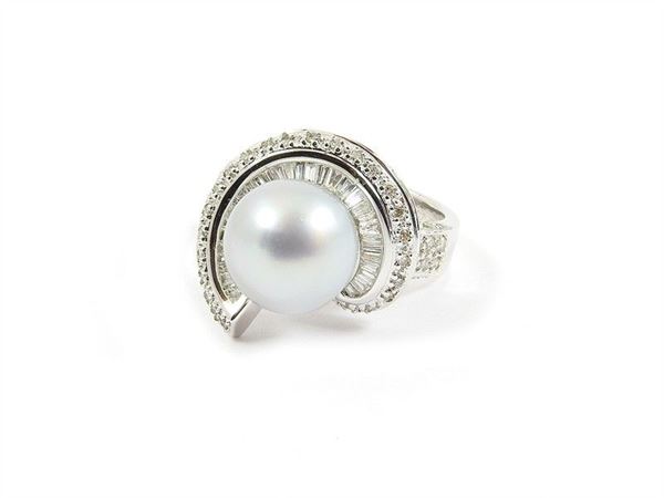 Kings white gold ring with grey pearl and diamonds