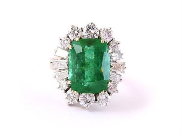 White gold daisy ring with cushion cut emerald and brilliant cut round diamonds