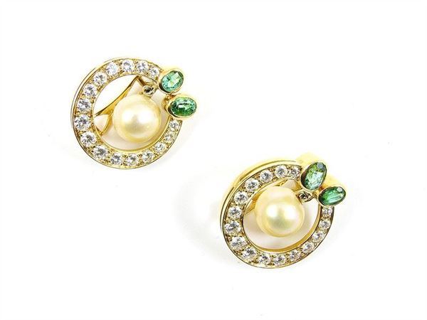 Paio di orecchini in oro giallo, smeraldi, diamanti e perle