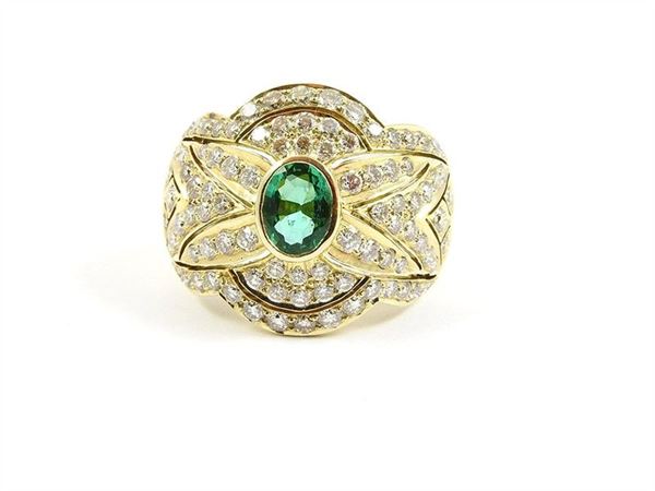Yellow gold ring with oval emerald and diamonds