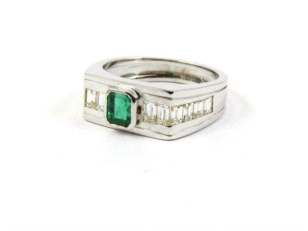 White gold ring with emerald and diamonds