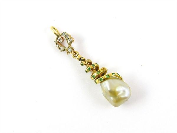 Yellow gold pendant with natural pearl , emeralds and diamonds