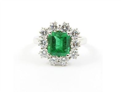 Anello in Oro Bianco a Margherita, Smeraldo e Diamanti