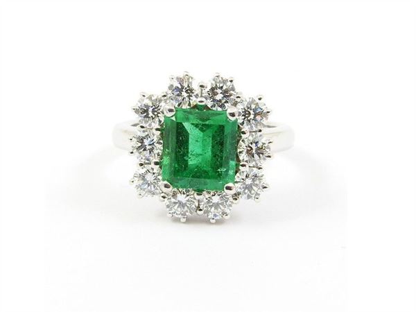 White gold daisy ring with emerald and diamonds