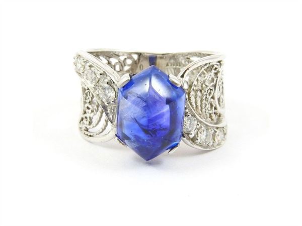 White gold filigree ring with cabochon sapphire and diamonds