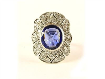 Anello in Oro Bianco, Zaffiro Ovale e Diamanti