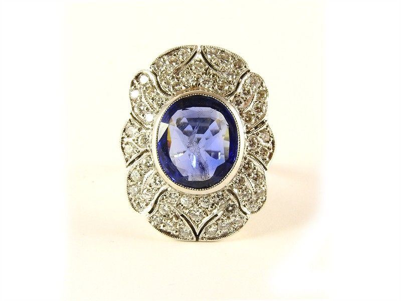 Anello in Oro Bianco, Zaffiro Ovale e Diamanti