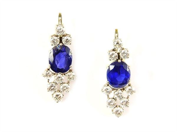 White gold ear pendants with uneated sapphires and diamonds