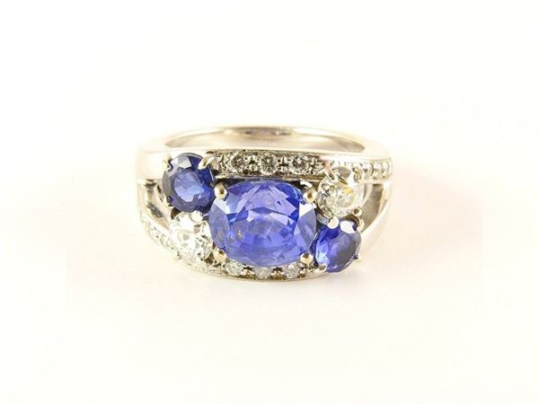 White gold ring with sapphires and diamonds, first half of XXth Century, central stone high temperature unheated