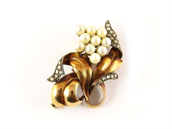 Yellow gold, pearls and diamonds flower shaped brooch