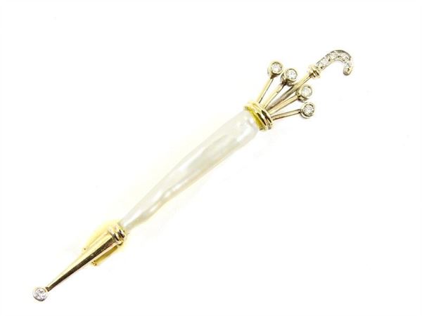 Yellow gold brooch resembling a closed umbrella with baroque pearl and diamonds