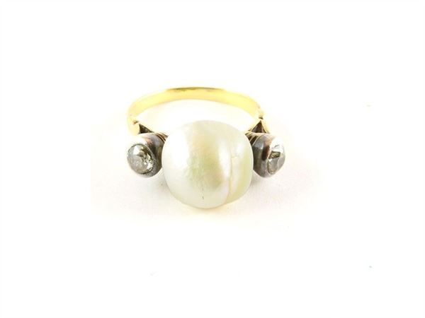 Yellow gold and silver ring with baroque pearl and diamonds
