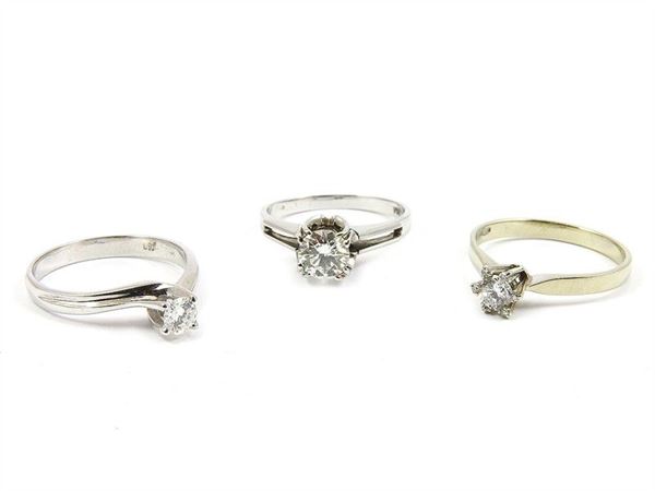 Tre anelli solitari in oro bianco e diamante