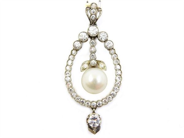 White gold small chaine and pendant with old cut diamonds, seed-pearls and button shaped natural pearl