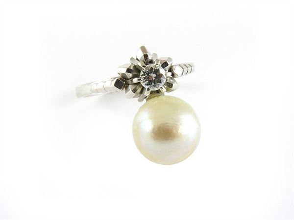 White gold ring with button shaped pearl and diamond