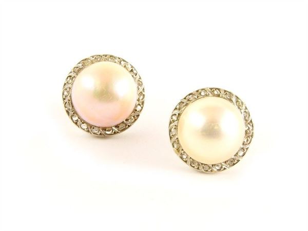 Paio di orecchini in oro bianco, perla mabe e rose di diamante