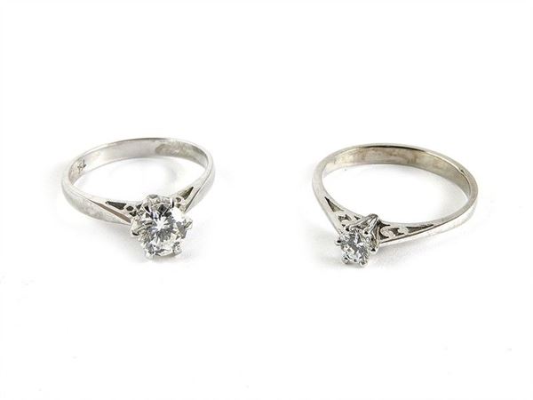 Due anelli solitari in oro bianco e diamante
