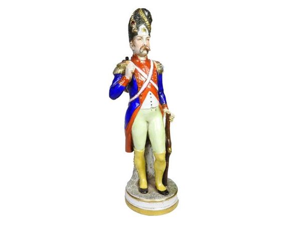 Soldato napoleonico in porcellana policroma