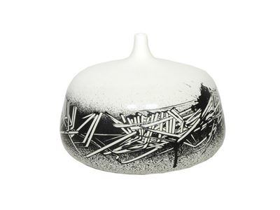 Vaso Ceramica Decorata con Smalto Nero su Fondo Bianco