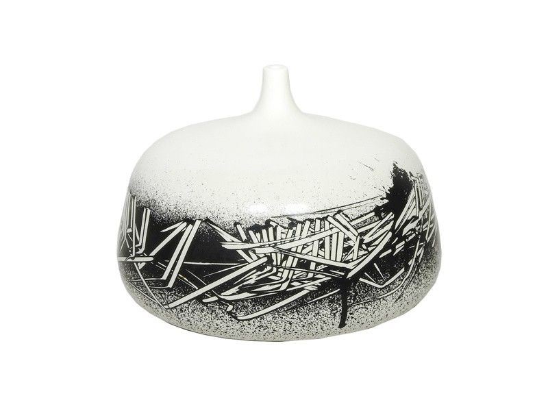 Vaso Ceramica Decorata con Smalto Nero su Fondo Bianco