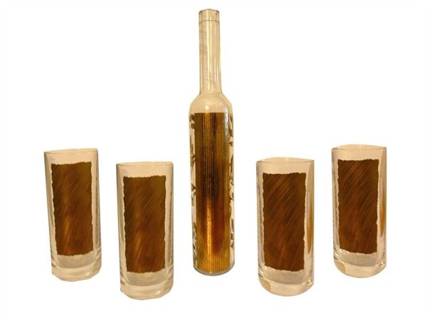 Lotto di sei bicchieri con bottiglia da liquore