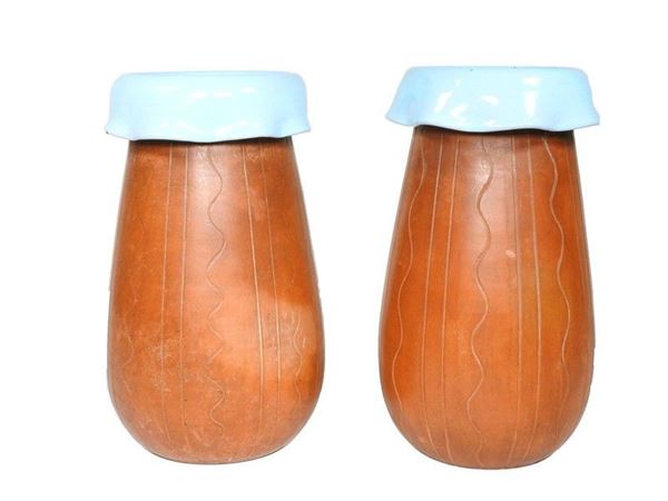 Coppia di vasi in terracotta patinata e smaltata