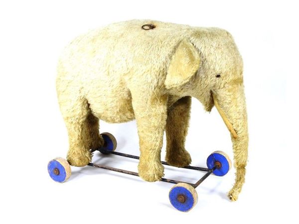 Elefantino giocattolo in peluche